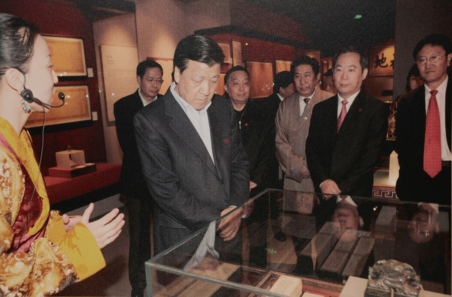 01 2010年3月28日中央政治局委員、中央書記處書記、中央宣傳部部長劉云山參觀西藏文化博物館~1.jpg