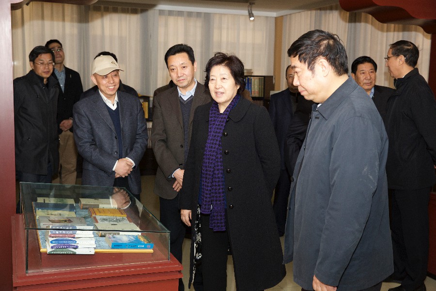 02 2015年2月12日中央政治局委員、中央統(tǒng)戰(zhàn)部部長孫春蘭在藏研中心調(diào)研~1.jpg